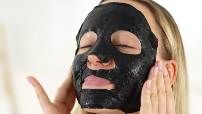 Masque Tissu Détox au Charbon Végétal Actif